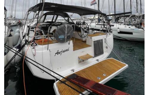 Sailing yacht 