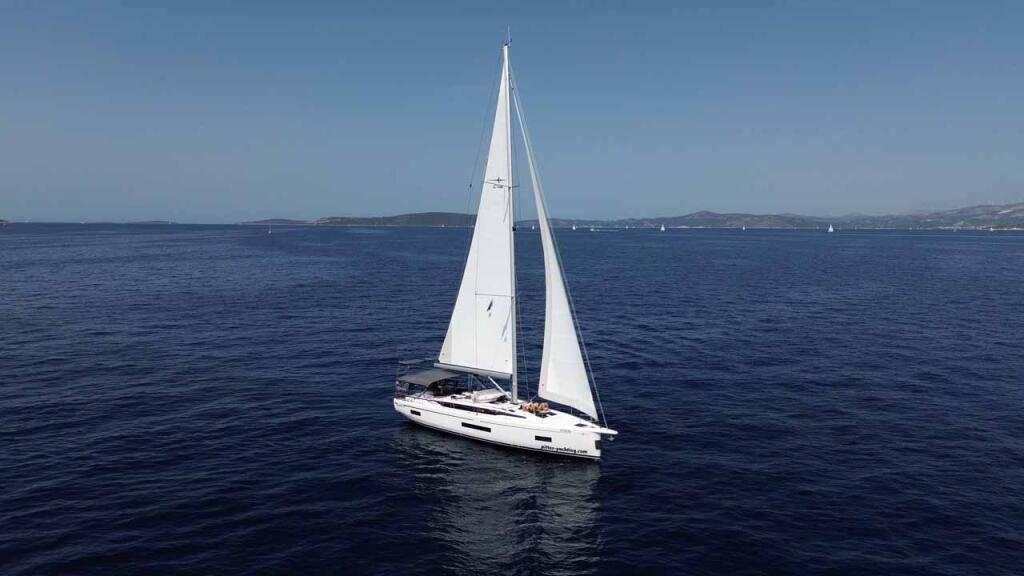 Sailing yacht 