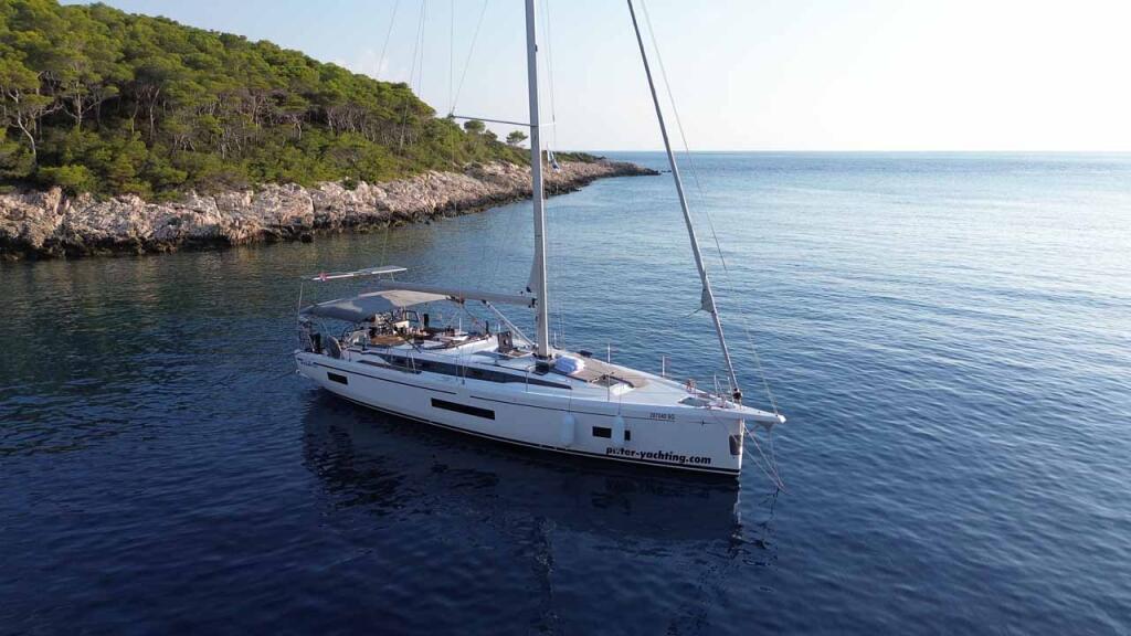 Sailing yacht 