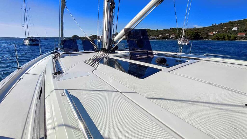Sailing yacht 