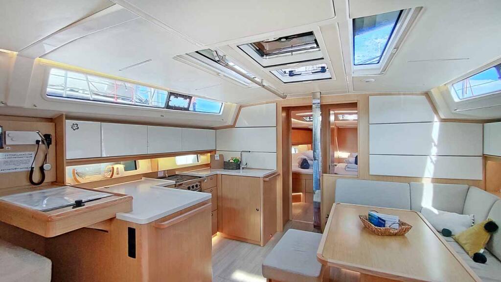 Sailing yacht 