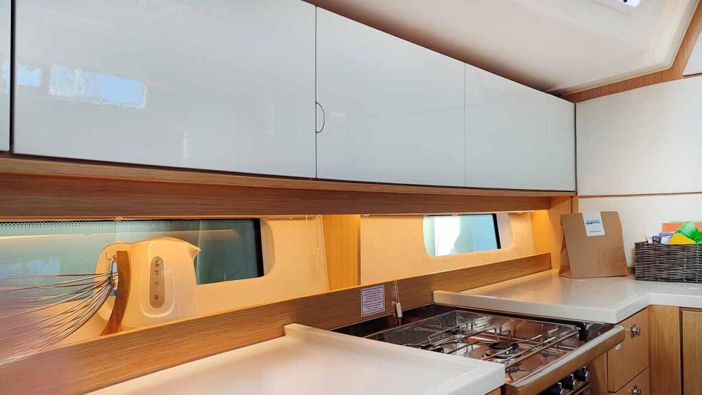Sailing yacht 