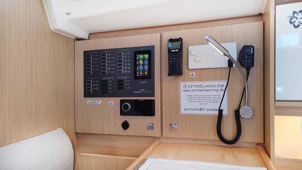 Sailing yacht 