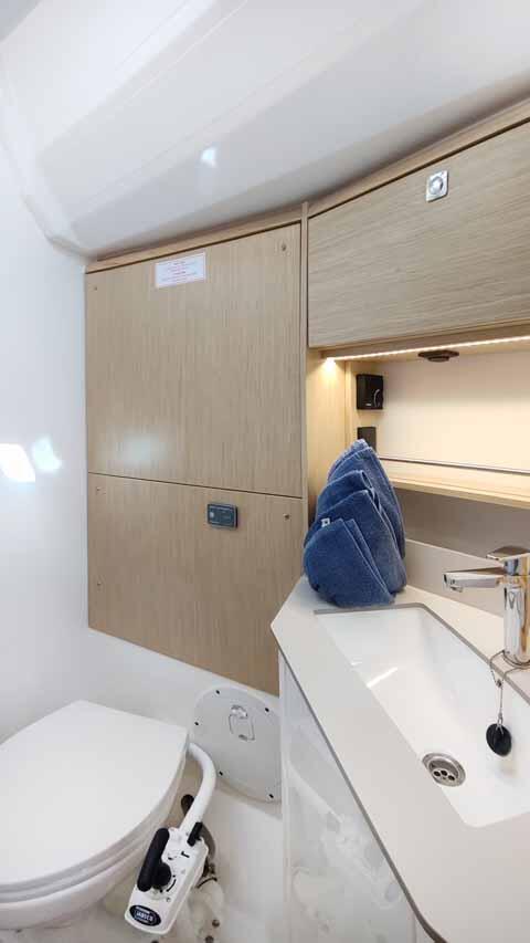 Sailing yacht 