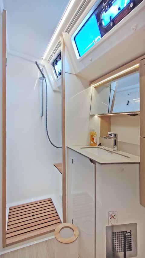 Sailing yacht 