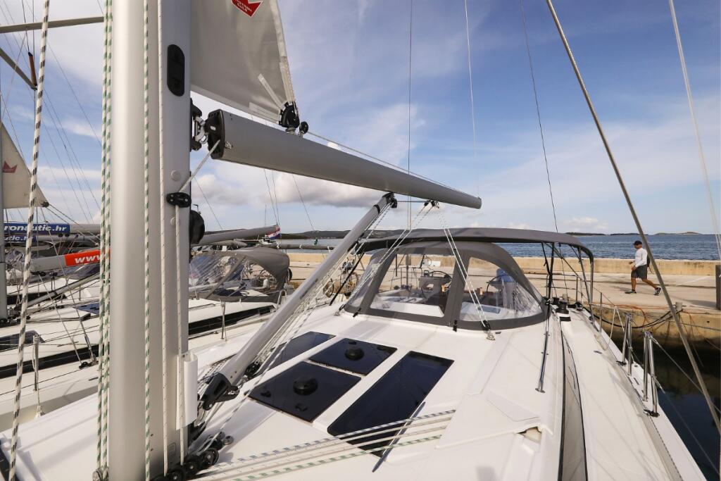 Sailing yacht 