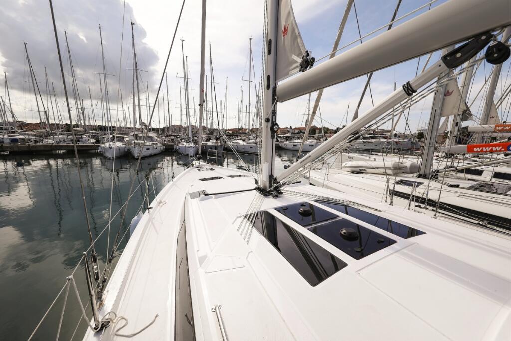 Sailing yacht 