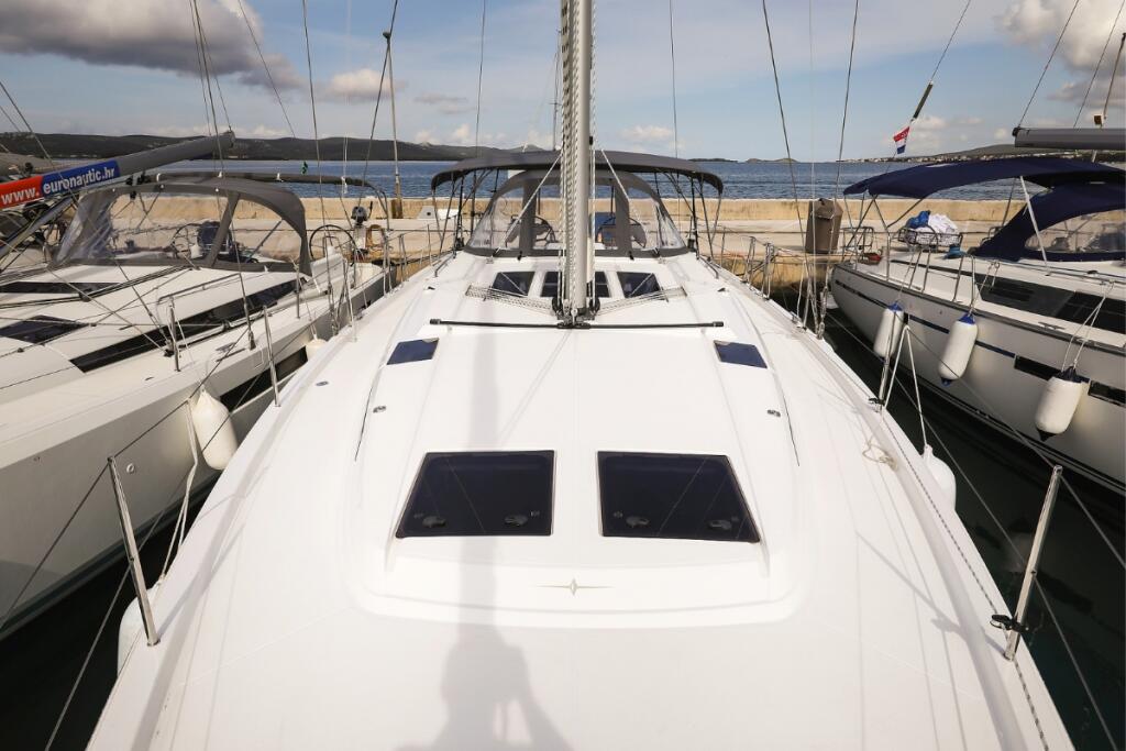 Sailing yacht 