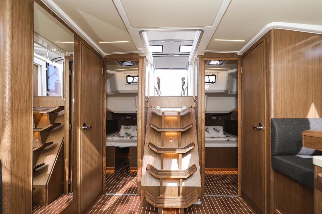 Sailing yacht 