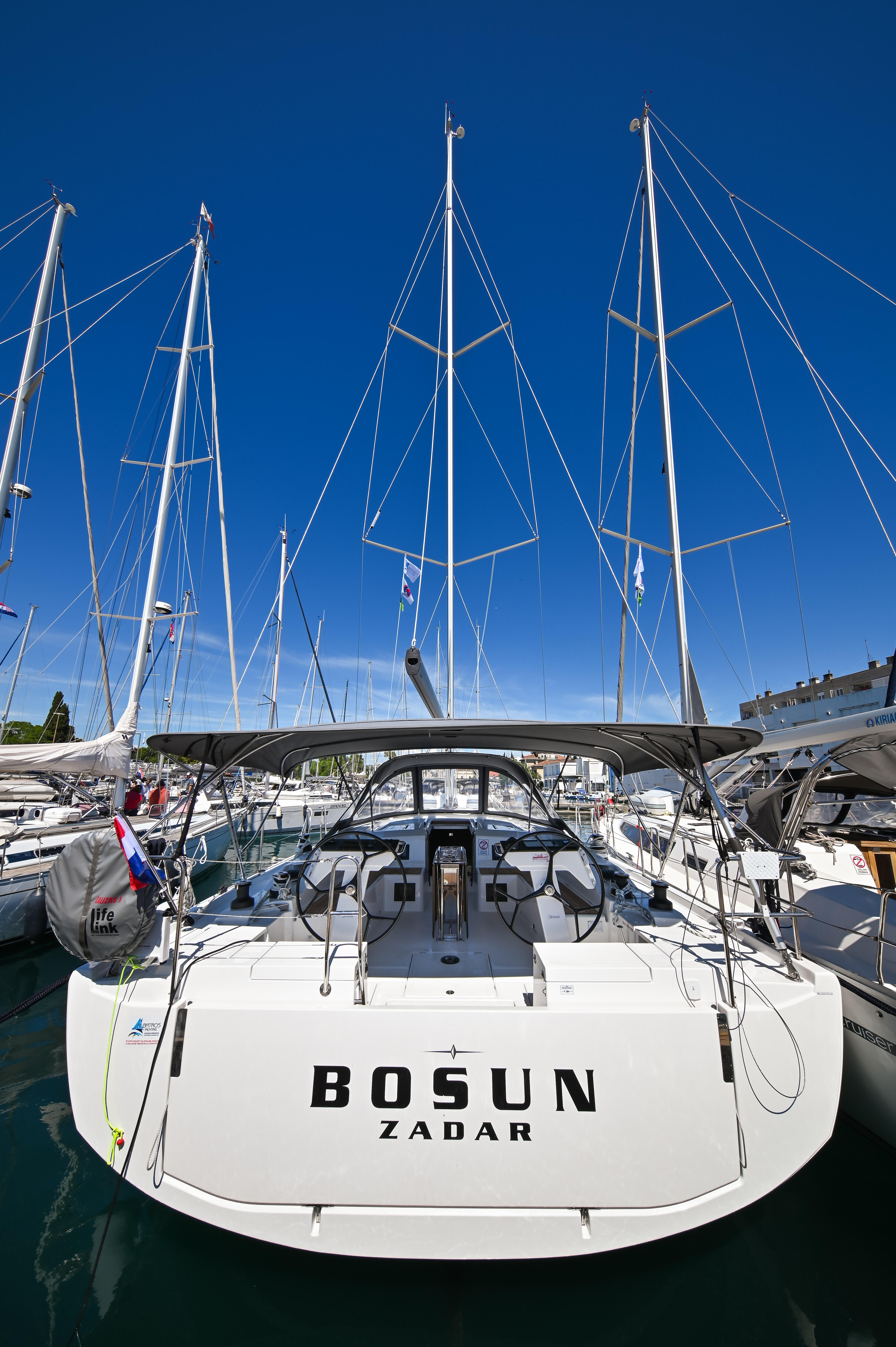 Sailing yacht 