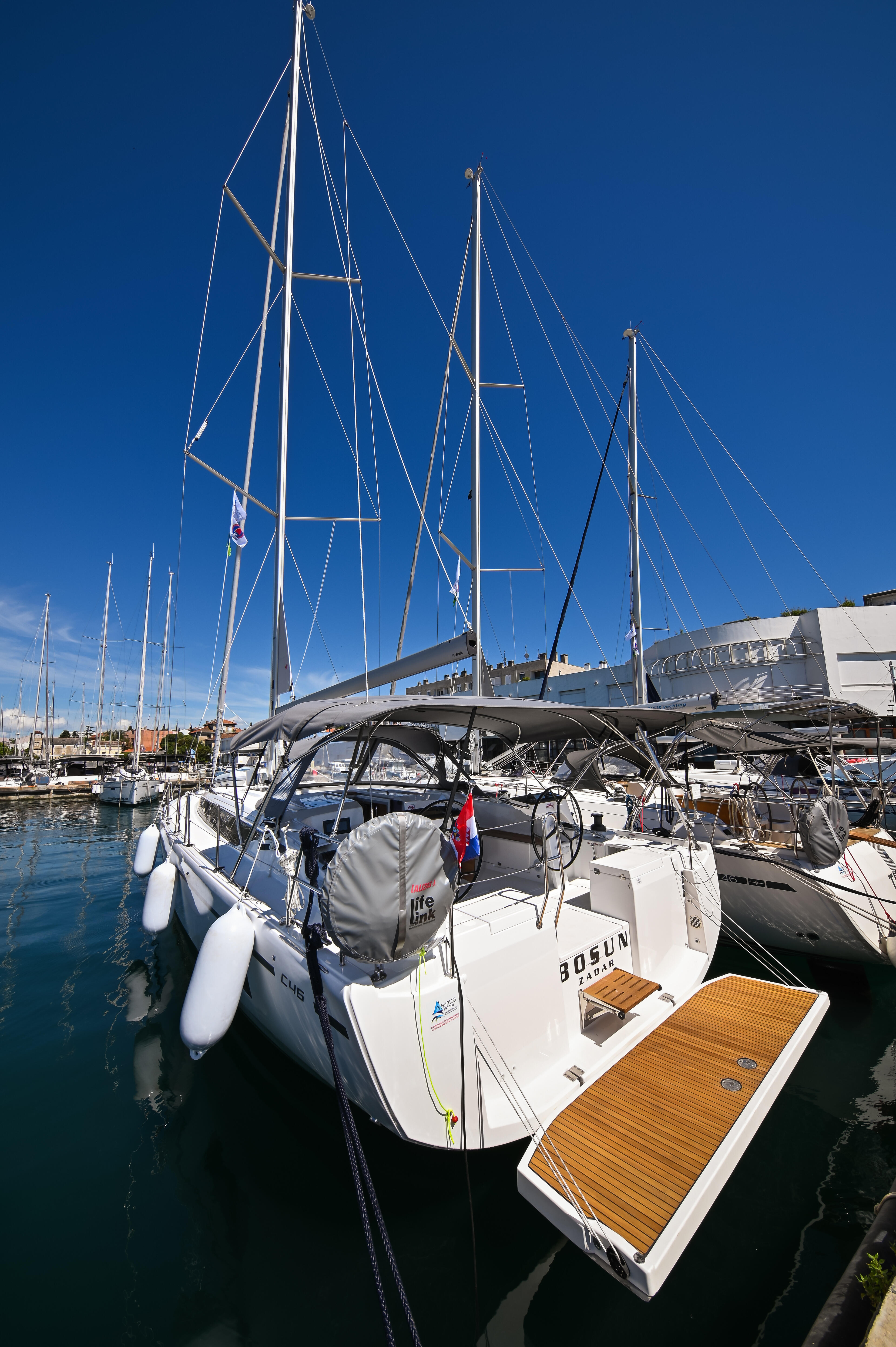 Sailing yacht 