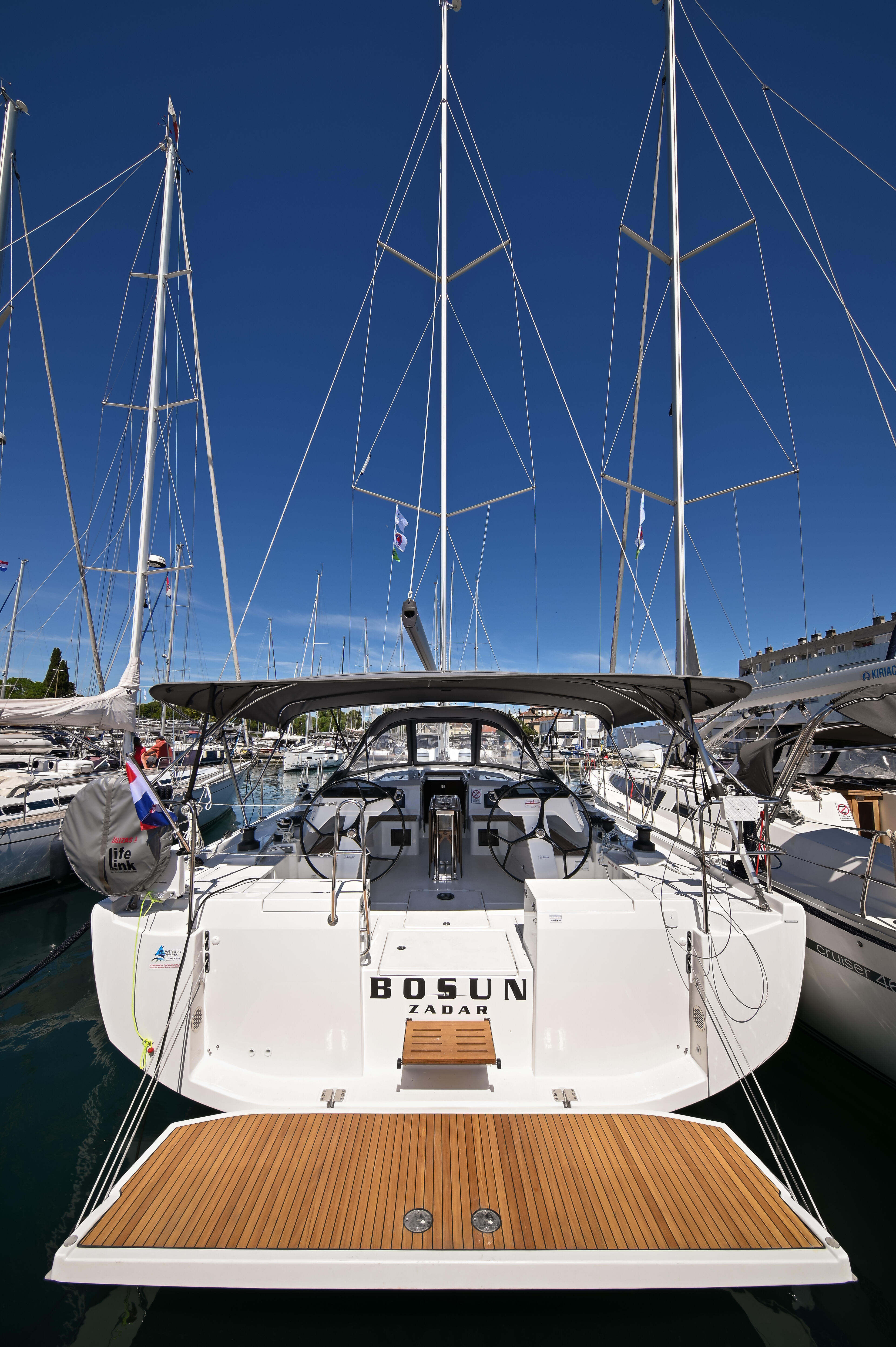 Sailing yacht 