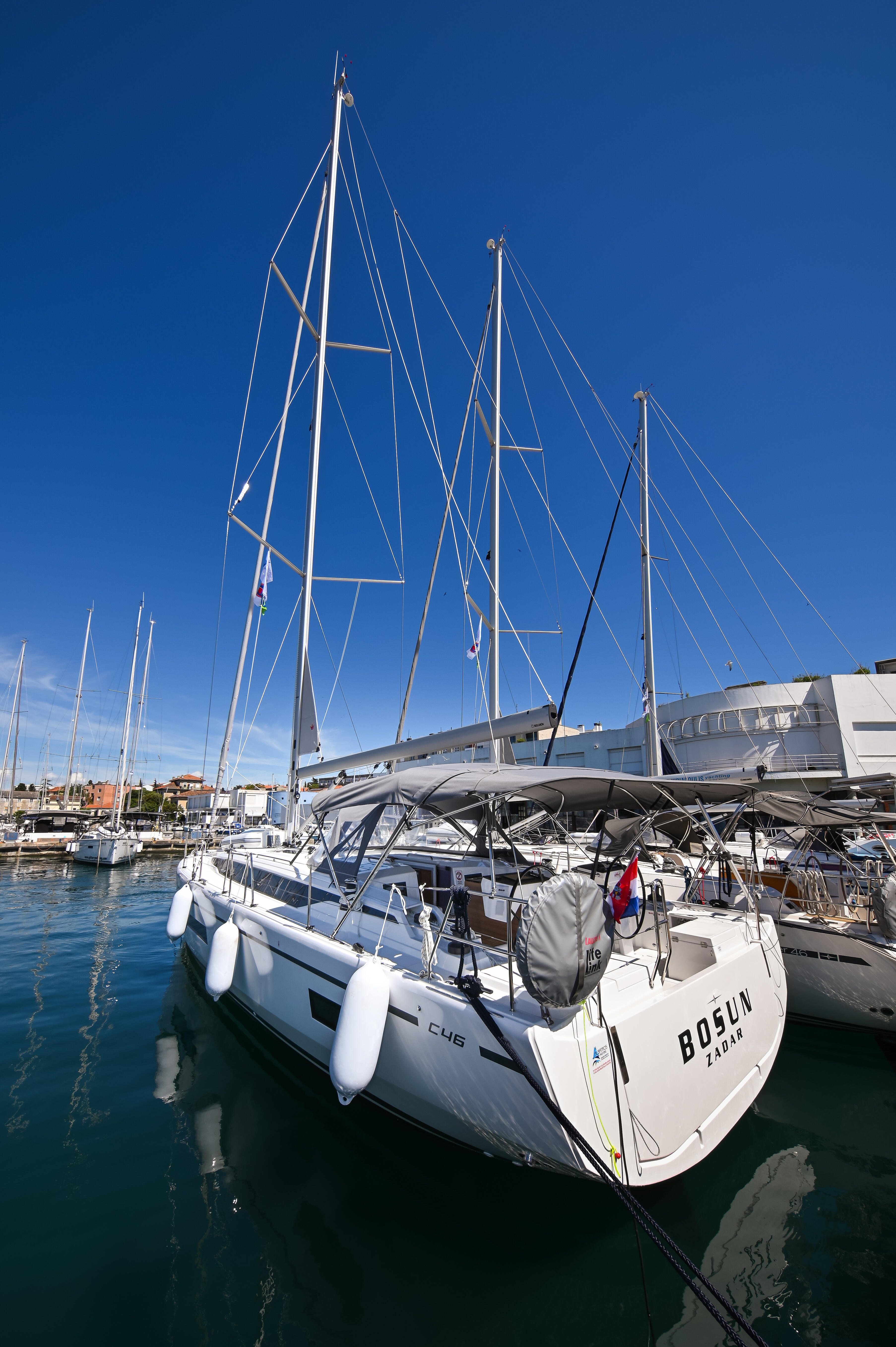 Sailing yacht 