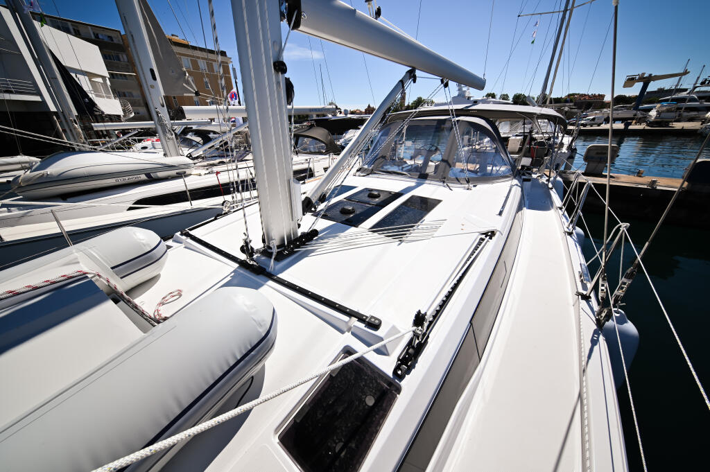 Sailing yacht 