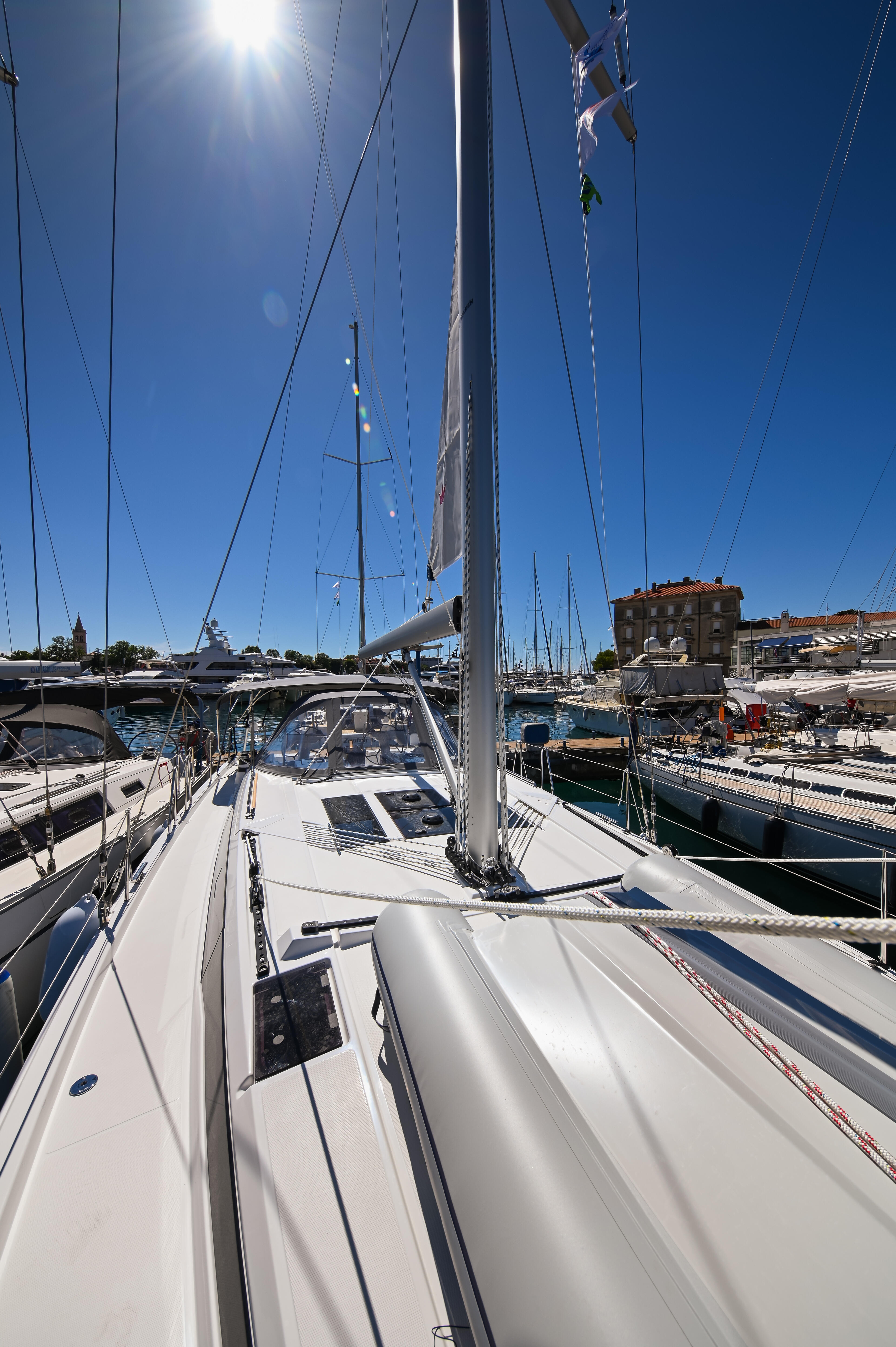 Sailing yacht 