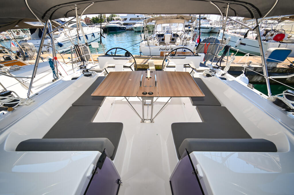 Sailing yacht 
