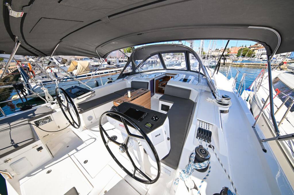 Sailing yacht 