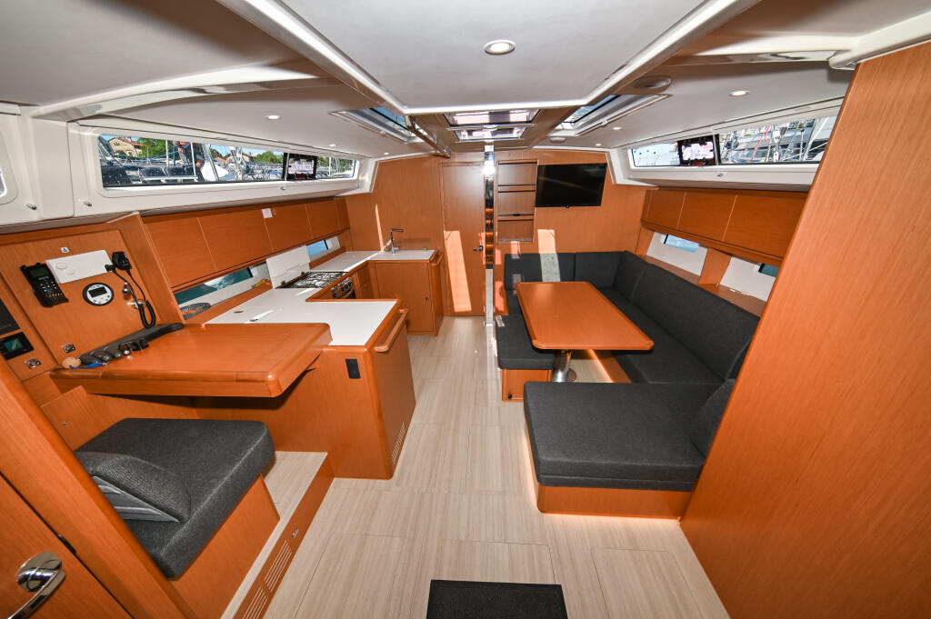 Sailing yacht 
