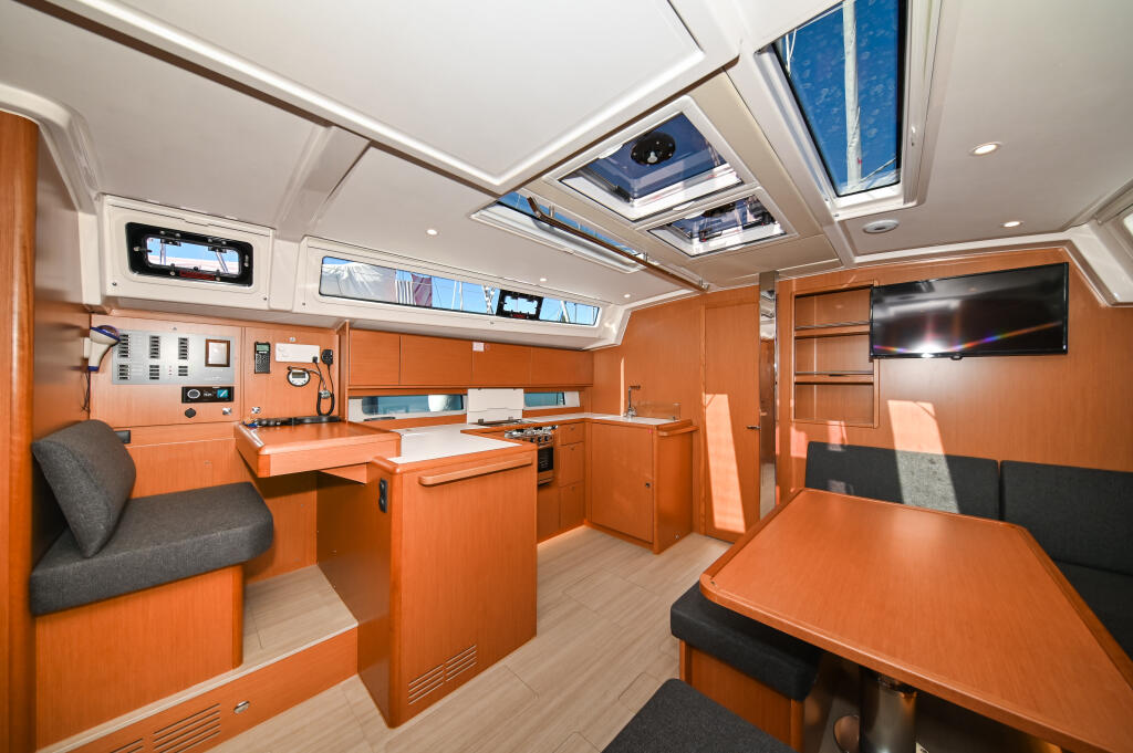 Sailing yacht 