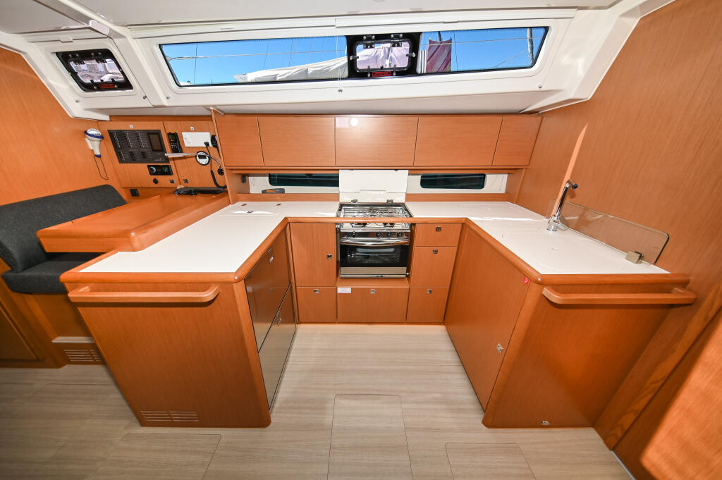 Sailing yacht 