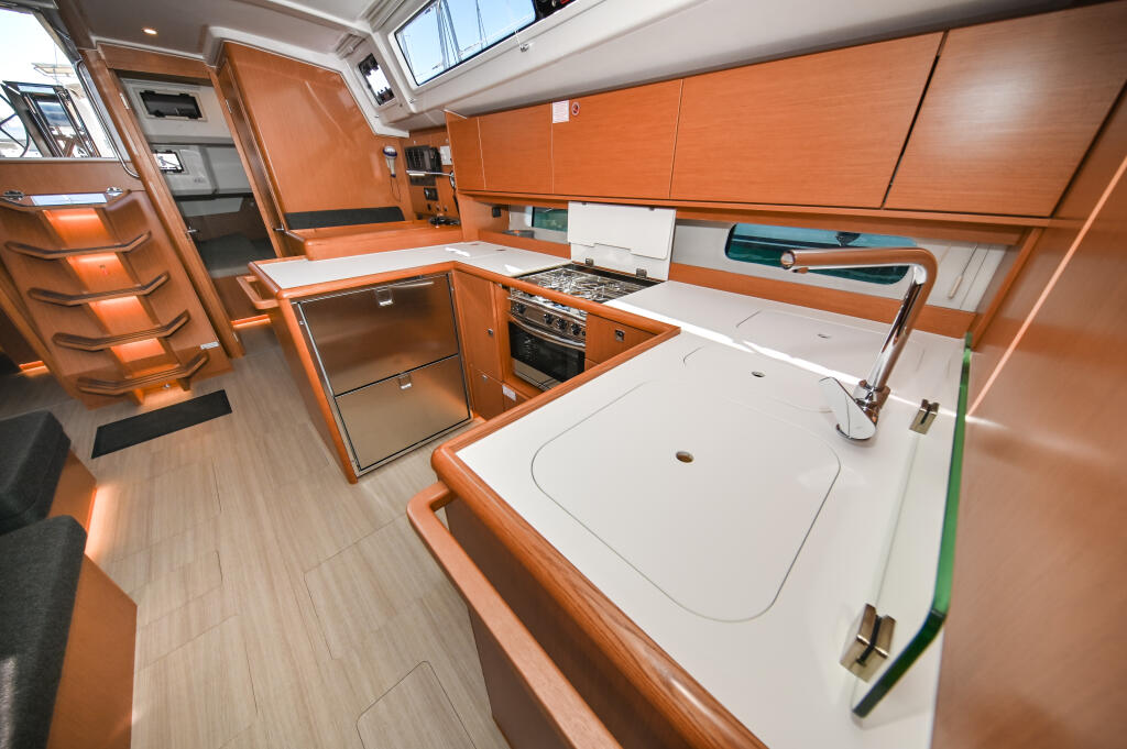 Sailing yacht 