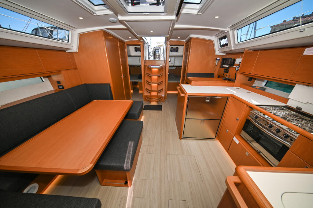 Sailing yacht 