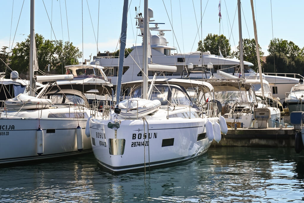 Sailing yacht 