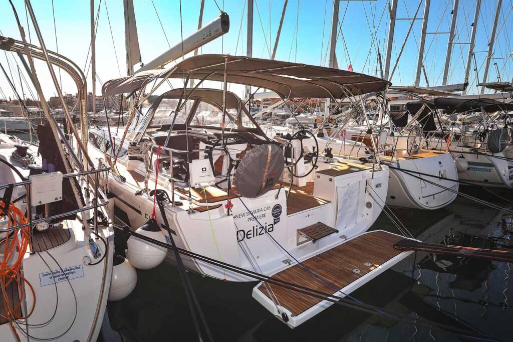 Sailing yacht 