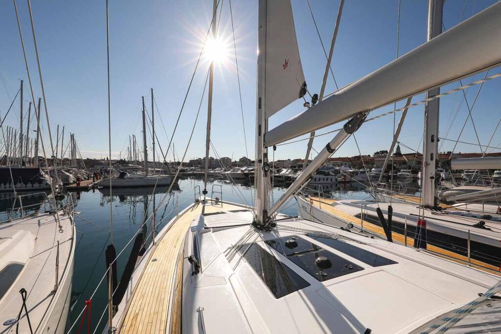 Sailing yacht 