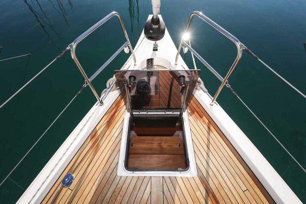 Sailing yacht 