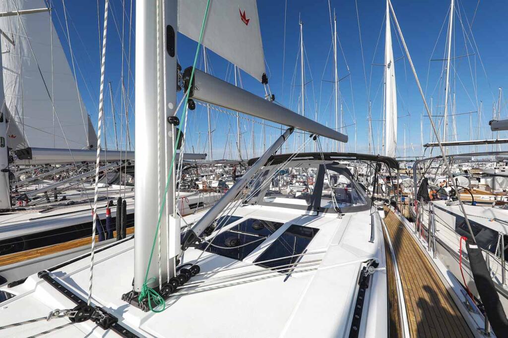 Sailing yacht 