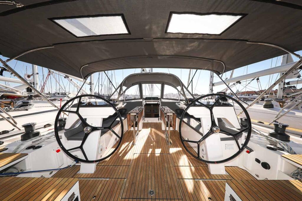 Sailing yacht 