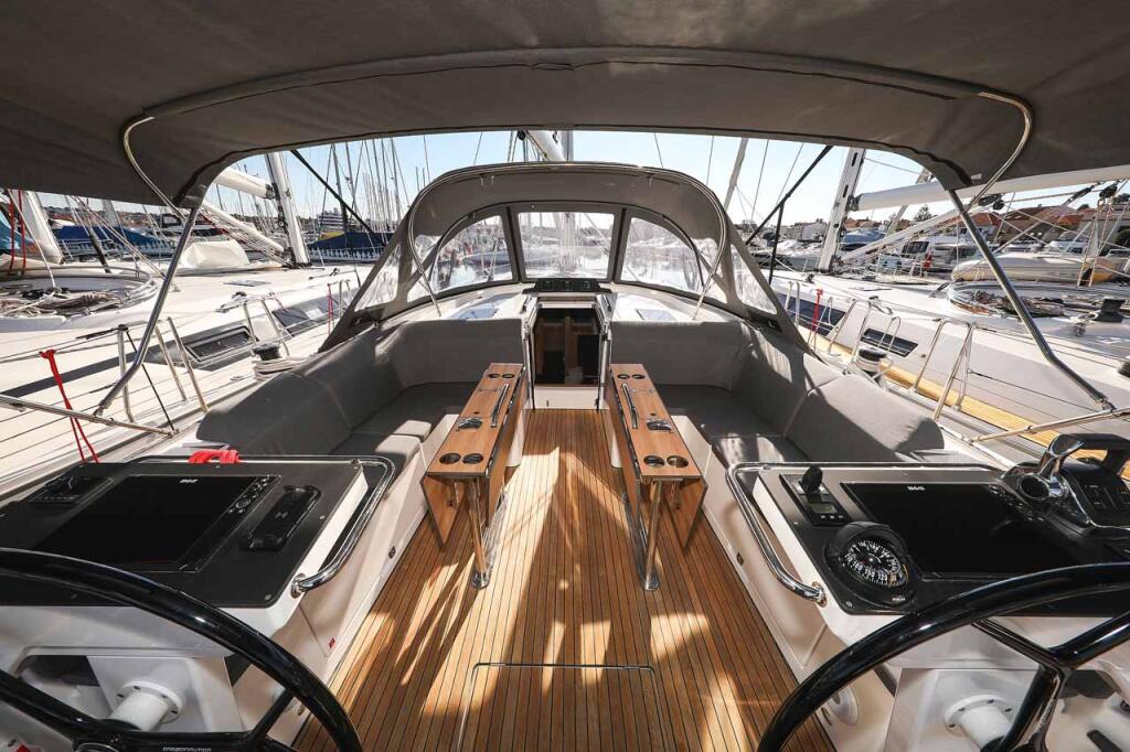 Sailing yacht 