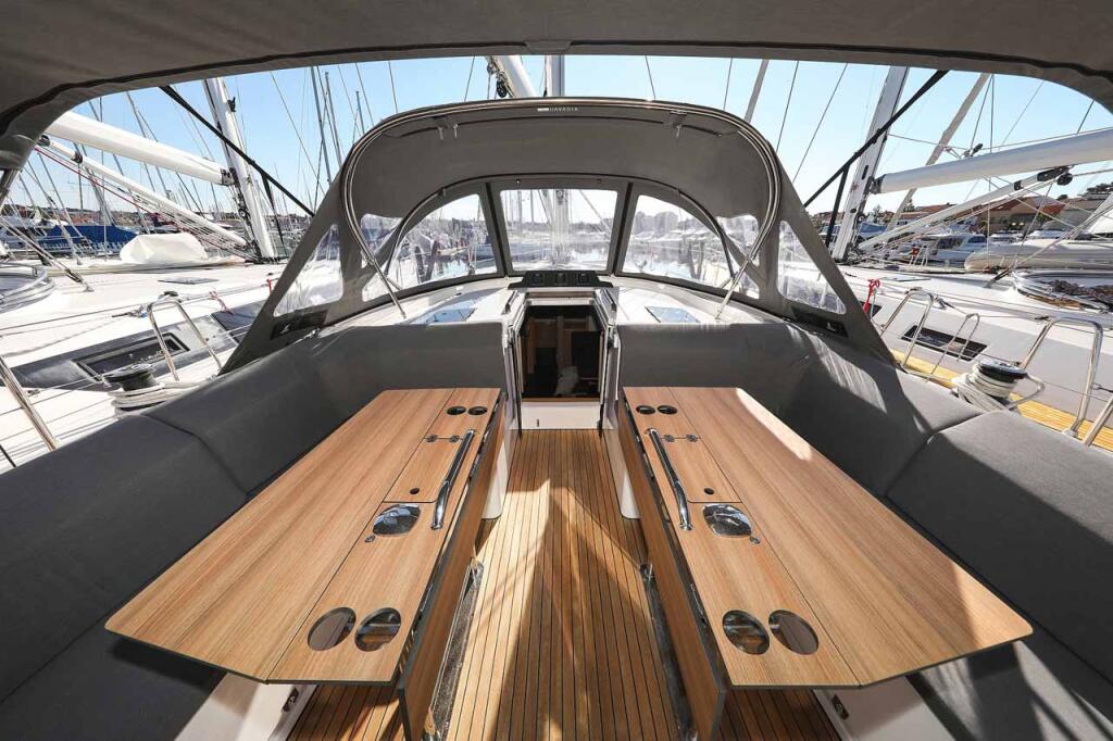 Sailing yacht 