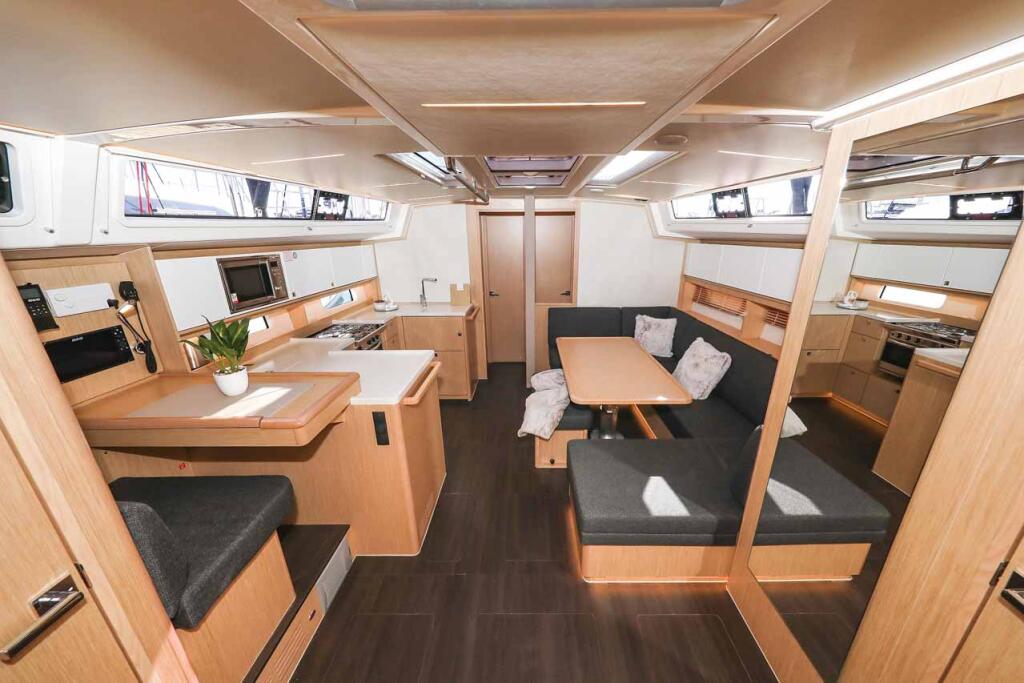 Sailing yacht 