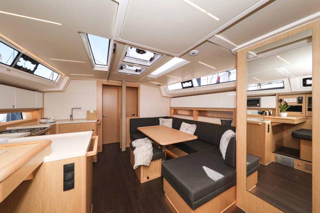 Sailing yacht 