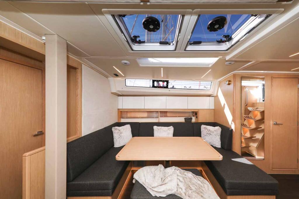 Sailing yacht 