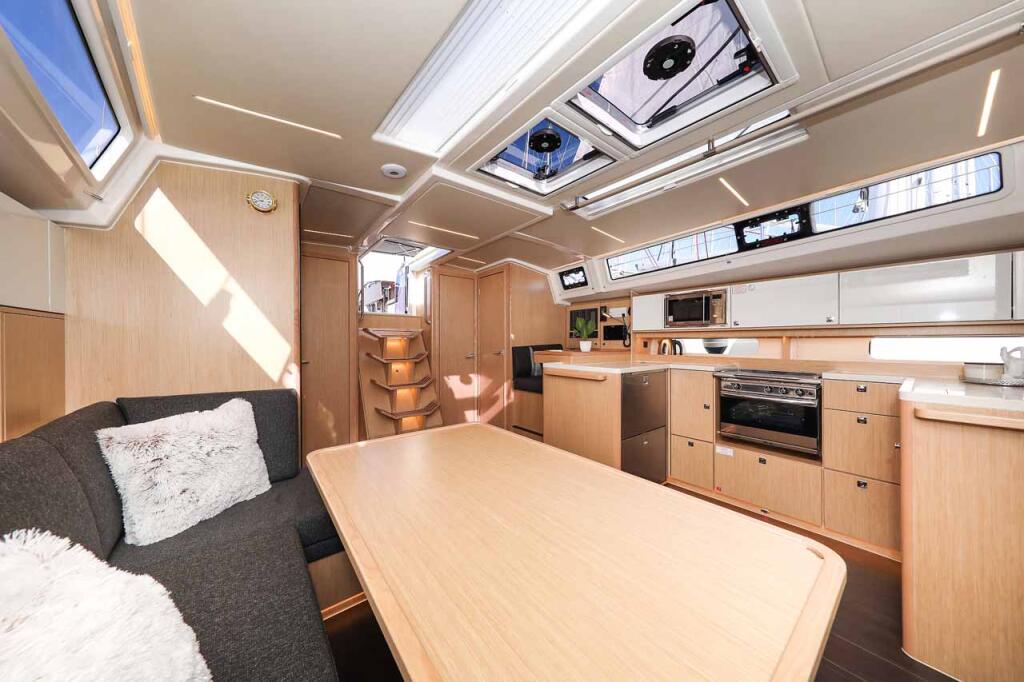Sailing yacht 