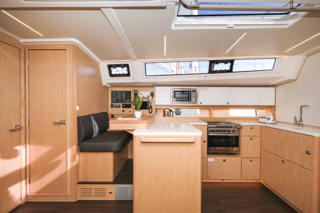 Sailing yacht 
