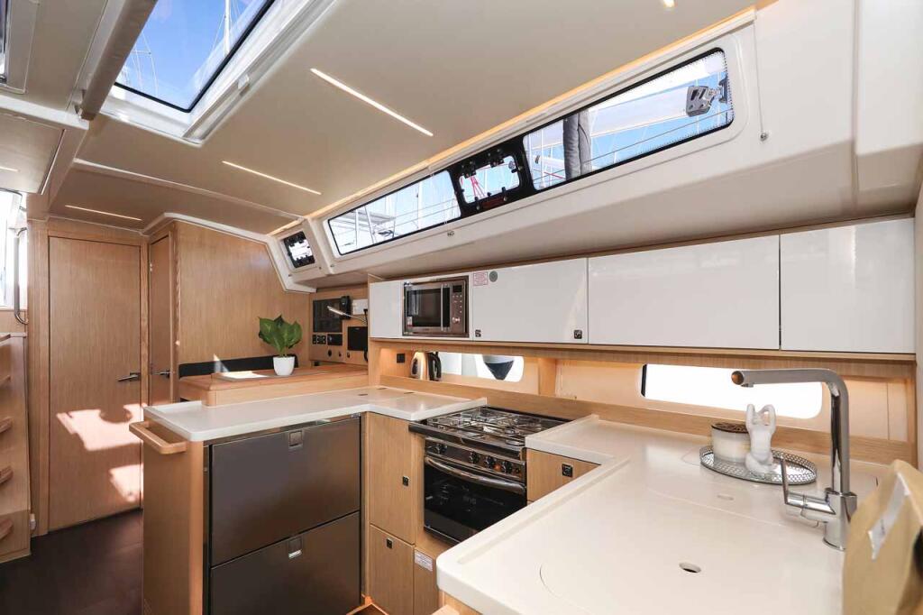 Sailing yacht 