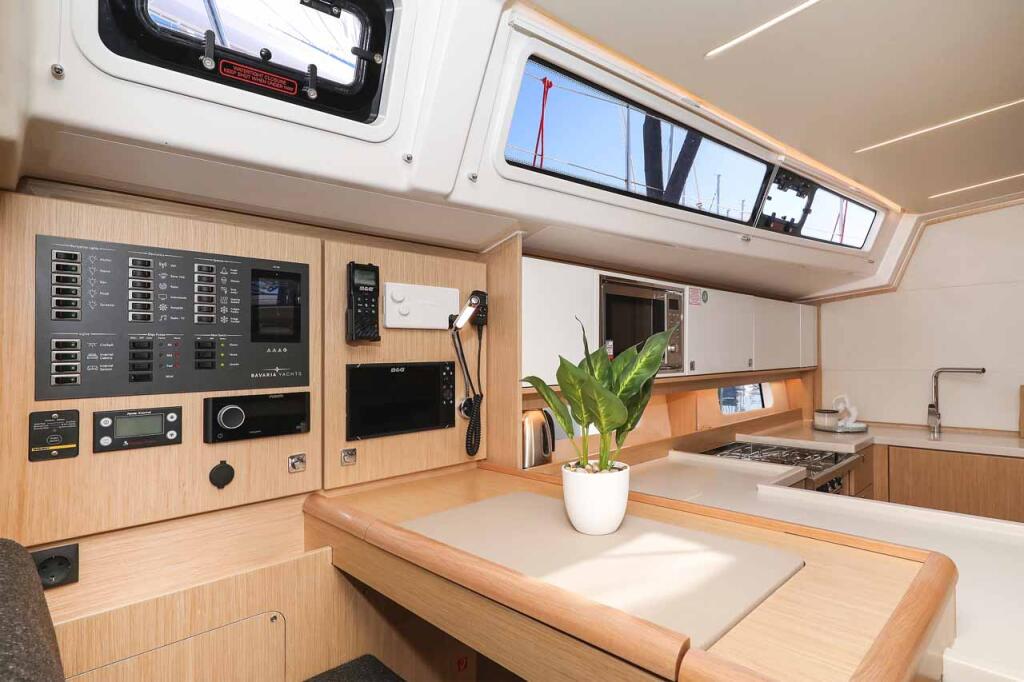 Sailing yacht 