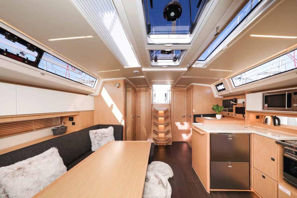 Sailing yacht 