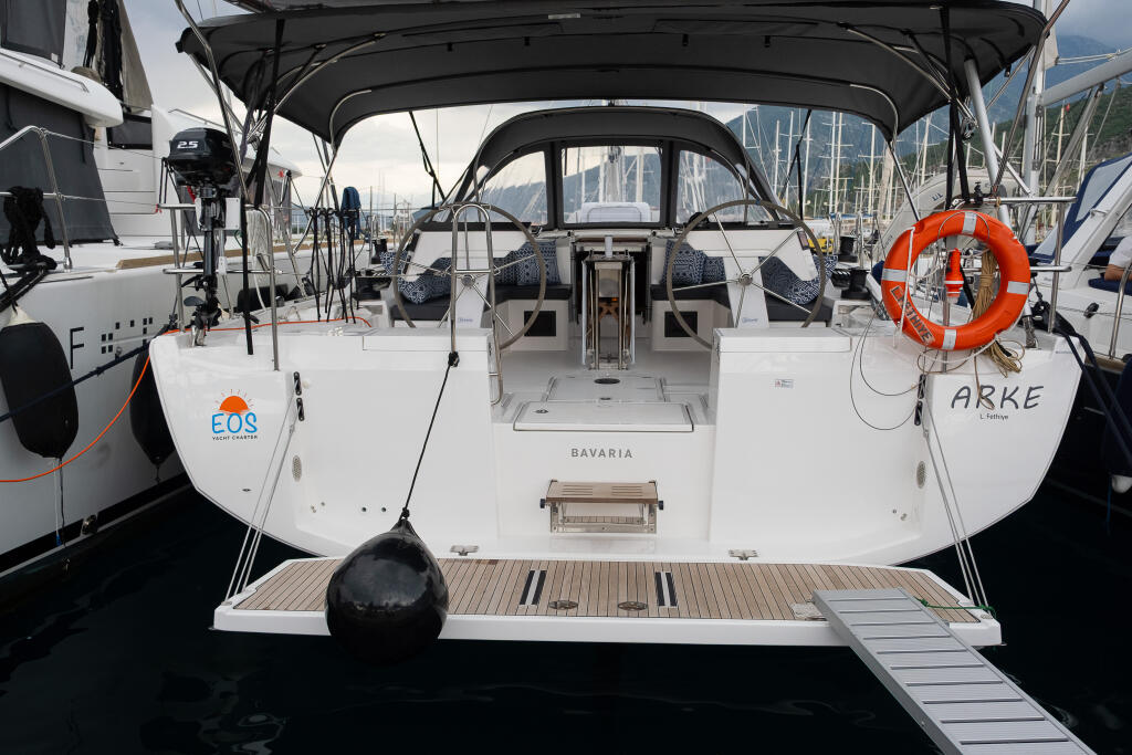Sailing yacht 
