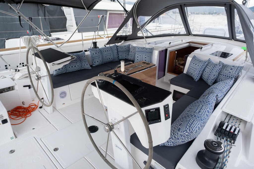 Sailing yacht 
