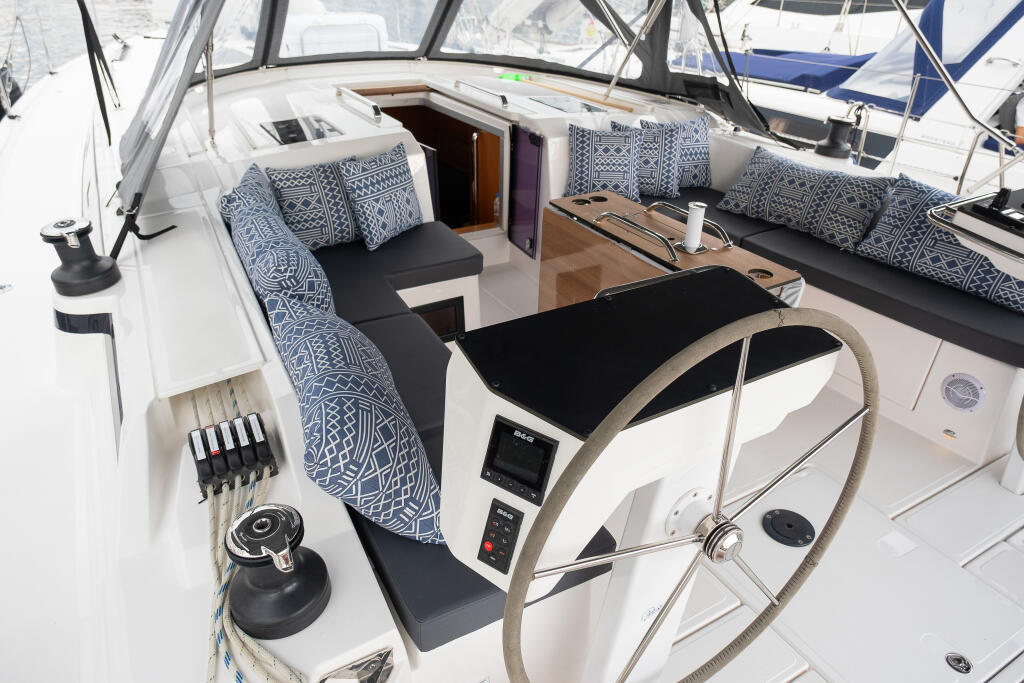 Sailing yacht 