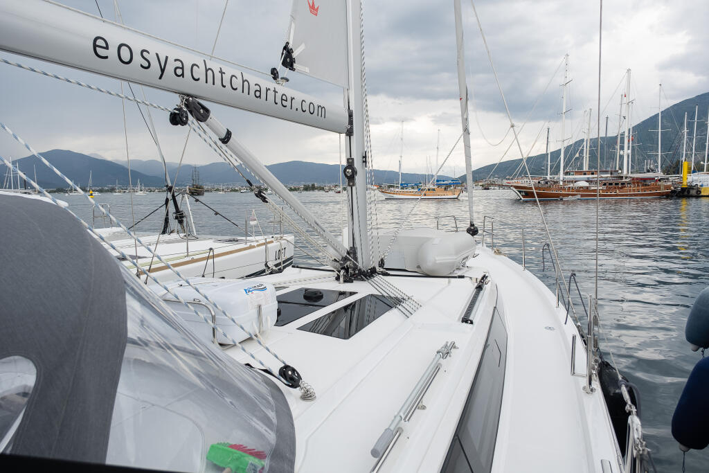 Sailing yacht 