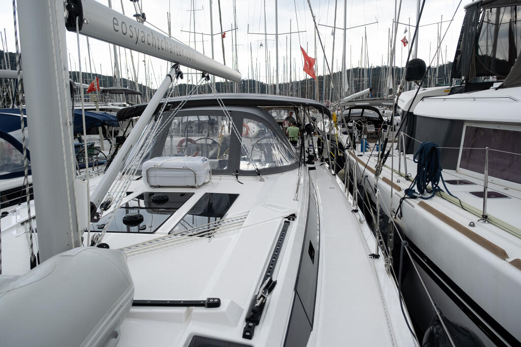 Sailing yacht 