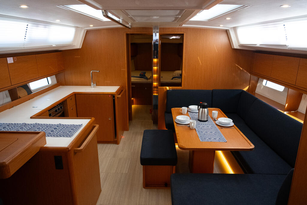 Sailing yacht 