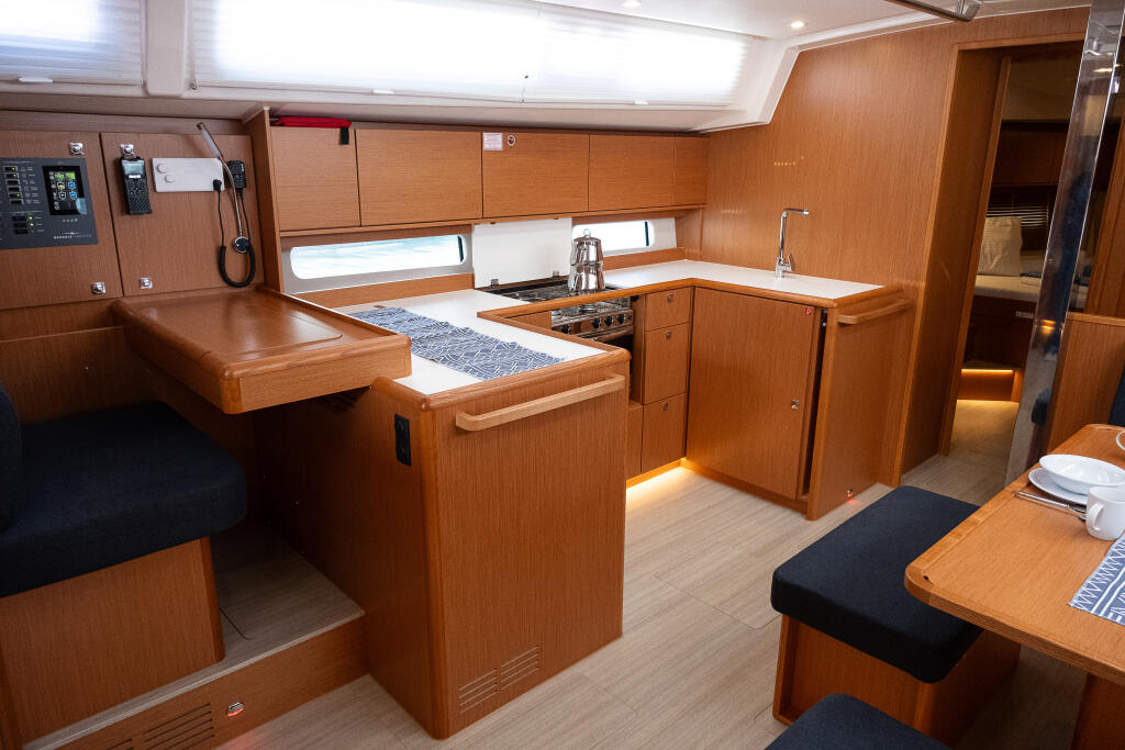 Sailing yacht 
