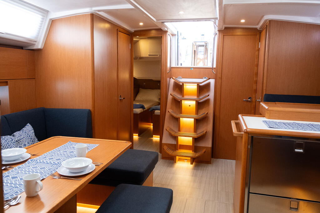 Sailing yacht 